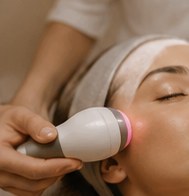 Tratamiento facial de radiofrecuencia en cabina