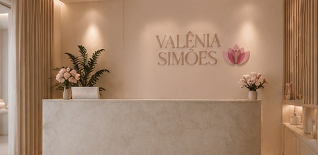 Recepción de la clínica con el logotipo en la pared