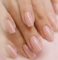 Manos con manicura en tono rosa suave